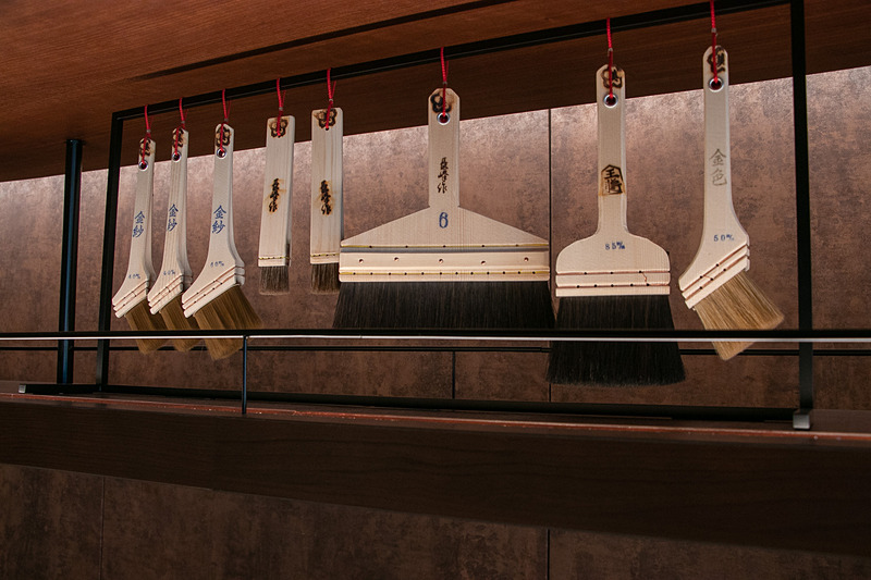 サクララウンジでも関西エリアの工芸品を展示