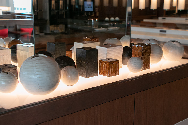 サクララウンジでも関西エリアの工芸品を展示