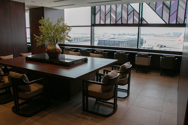 ダイヤモンド・プレミアラウンジは全160席。天井が高く窓も広く設けられて開放感がある。窓の向こうには出発/到着する飛行機が見える