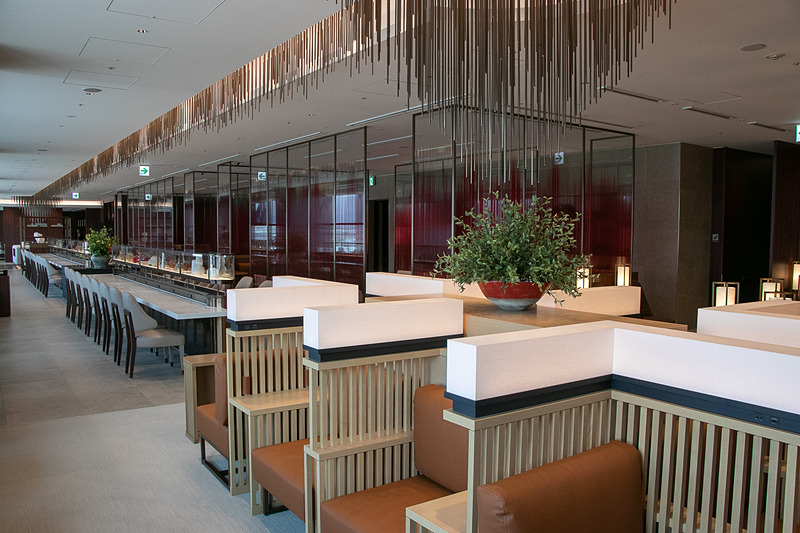 ダイヤモンド・プレミアラウンジは全160席。天井が高く窓も広く設けられて開放感がある。窓の向こうには出発/到着する飛行機が見える