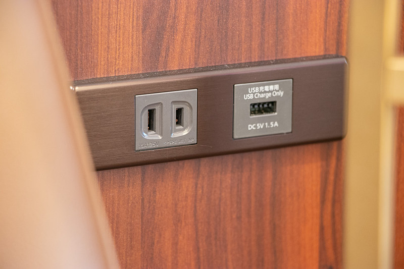 座席は座面が広いゆったりとしたつくりで、電源は通常のコンセントと、スマートフォンやタブレットの充電に使えるUSBポート（1.5A）を各席に1口ずつ備えている