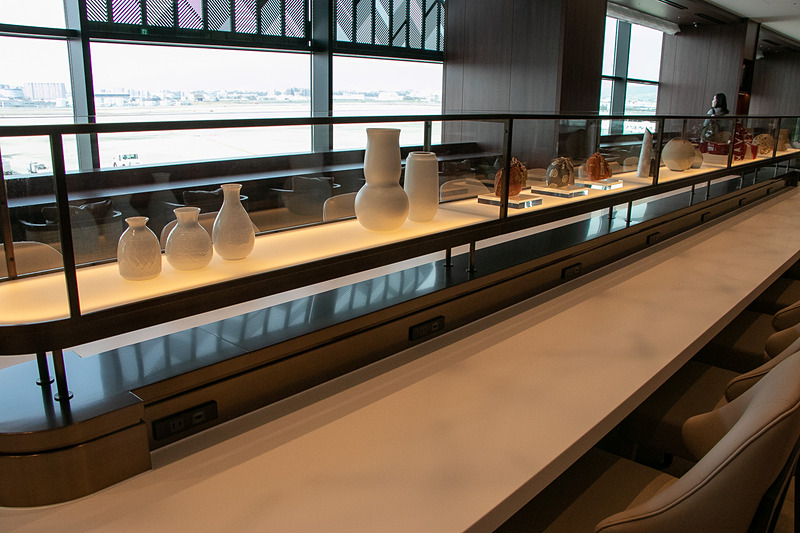 関西エリア2府4県の工芸・芸術がラウンジの展示物や意匠に取り入れられている