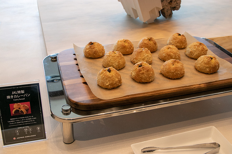 各空港のダイヤモンド・プレミアラウンジでも好評という「JAL特製カレーパン」