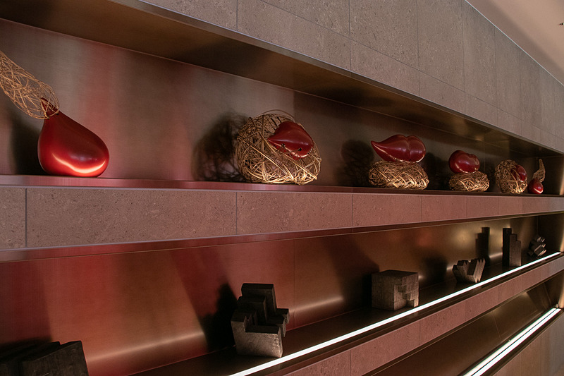 関西エリア2府4県の工芸・芸術がラウンジの展示物や意匠に取り入れられている