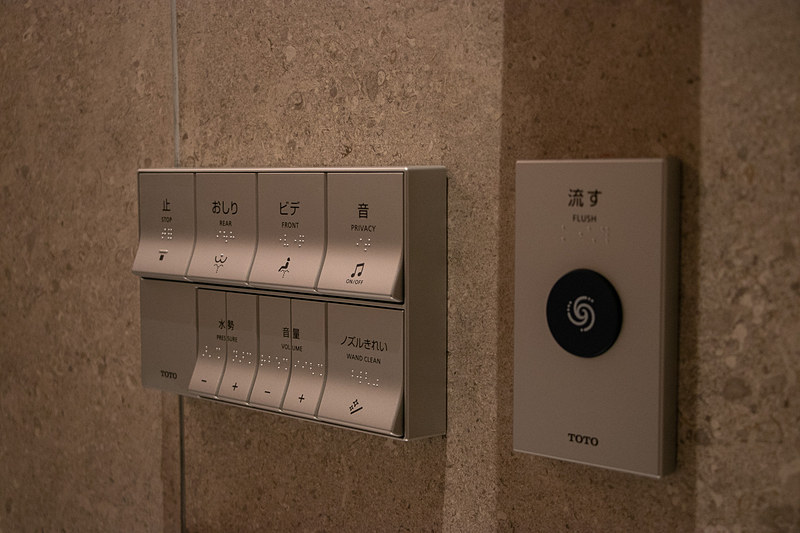 ユニバーサルデザインの個室もあるトイレ