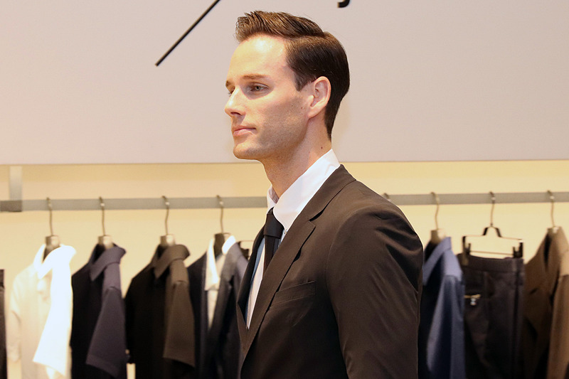 発表会には＋FLOWのスーツを着用したモデルも登場した