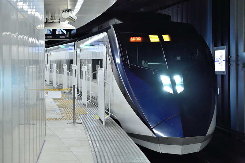 京成上野駅に停車するイブニングライナー。疾走感あふれる山本寛斎氏のデザインが美しい