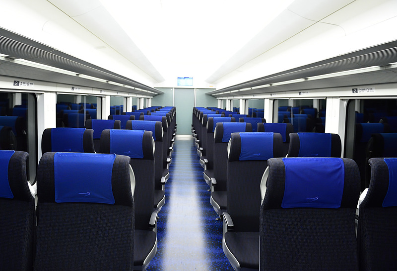 イブニングライナーの車内。天井の高いドーム型で明るく開放的な空間が広がります