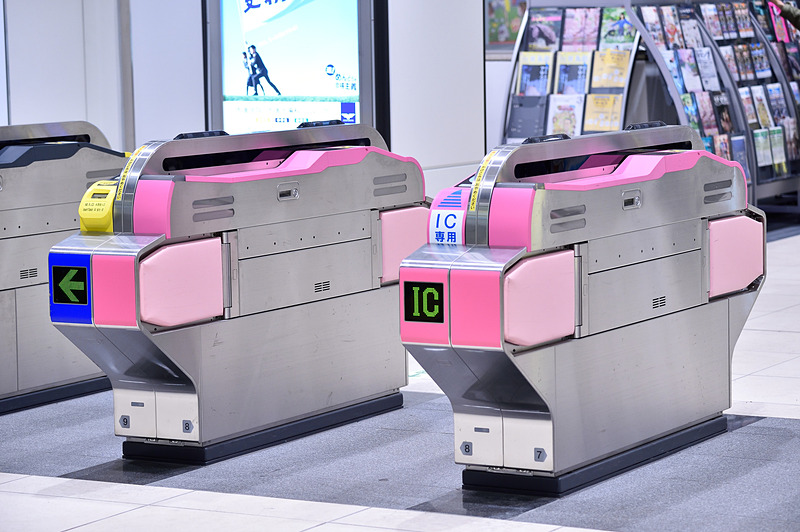 すべての改札口が幅広タイプ。スーツケース片手でもスッと抜けることができます