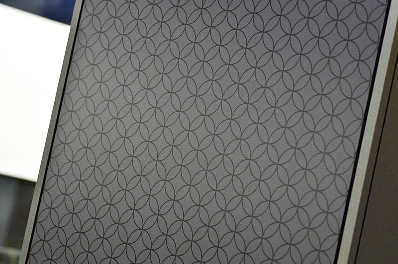 ホームには七宝文様や上野公園の桜をモチーフにした柄など文化を感じる装飾がさりげなく施されています