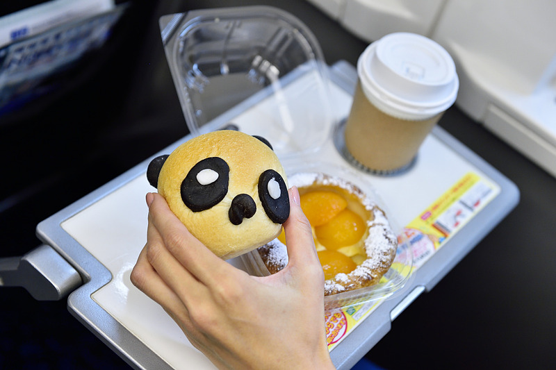 シートに付属するテーブルは安定感抜群。京成上野駅構内でキュートなパンを購入しました