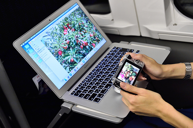 13インチのPCを乗せて作業。しっかりした作りのテーブルで編集作業もはかどります