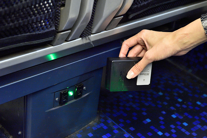 バッテリの追加充電は足元のACコンセントにおまかせ