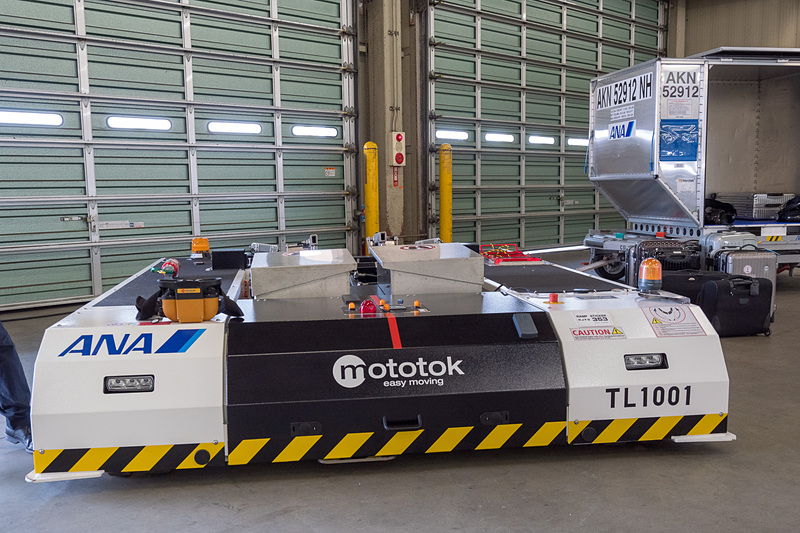 リモコン操作で航空機を牽引できる独Mototok製の電動トーイングトラクター。山口知事も体験操縦し、「ラジコンみたいで簡単」と感想を話した