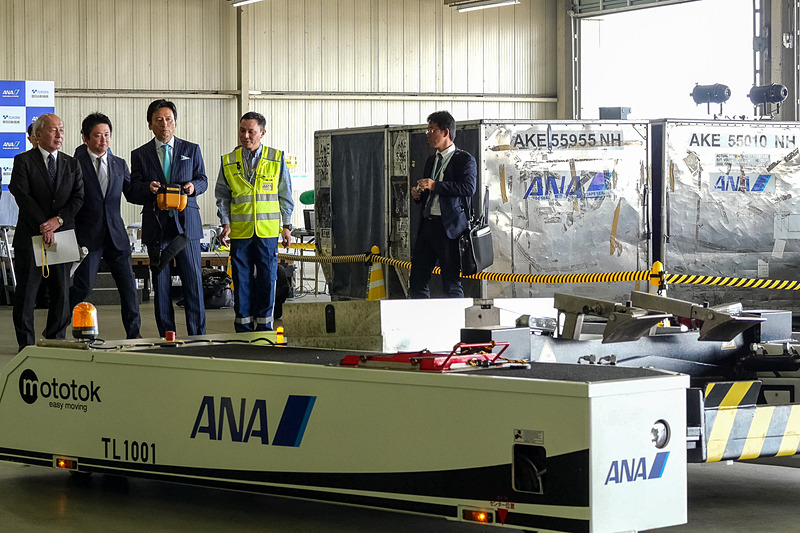 リモコン操作で航空機を牽引できる独Mototok製の電動トーイングトラクター。山口知事も体験操縦し、「ラジコンみたいで簡単」と感想を話した