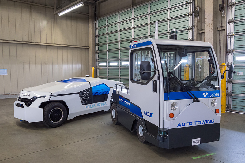 実証実験に用いる自動運転トーイングトラクター（手前）と、無人化を想定したFCトーイングトラクターのコンセプトモデル（奥）