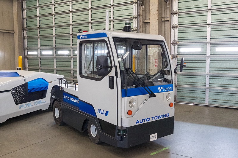 自動運転トーイングトラクター