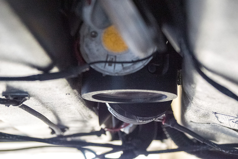 車両の下面に取り付けられた路面パターンマッチングに用いるカメラ