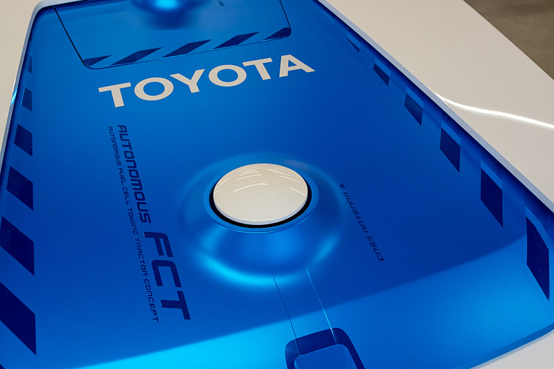 上部にGNSSアンテナ