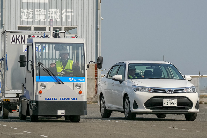 後方から追い越しをかける車両に対し、自車が減速して安全に追い越させる様子をデモ