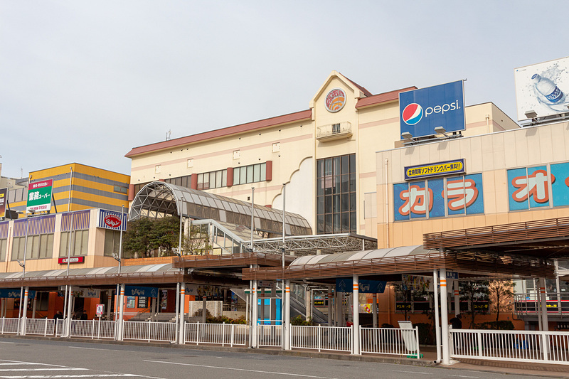 複合商業施設であるBIGFUN平和島の2階にある天然温泉 平和島。京急線 平和島駅やJR京浜東北線 大森駅からワンコインバス（100円）でアクセスできる。深夜・早朝に運行している送迎バスを使えば、羽田空港まで最短15分ほど