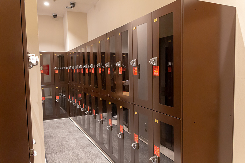 スーツケースを預け入れできるロッカー。LLサイズが116台、Mサイズが15台の計131台がエントランス脇に用意されている