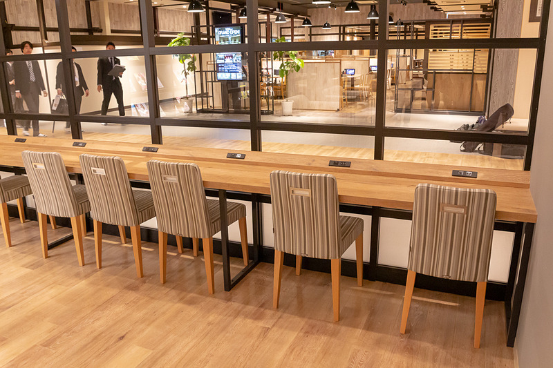 入場者が自由に利用できるフリーラウンジ。ガラスで仕切られているので開放的な雰囲気