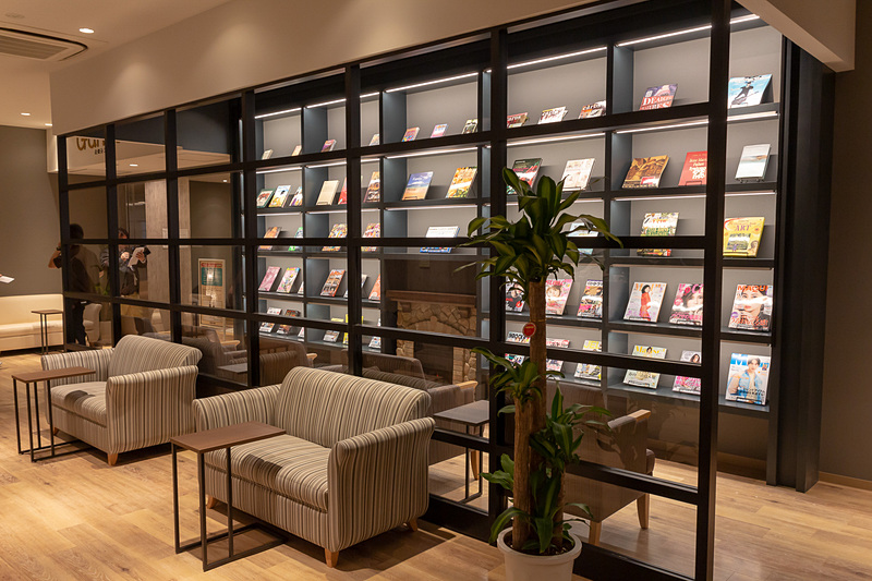 入場者が自由に利用できるフリーラウンジ。ガラスで仕切られているので開放的な雰囲気