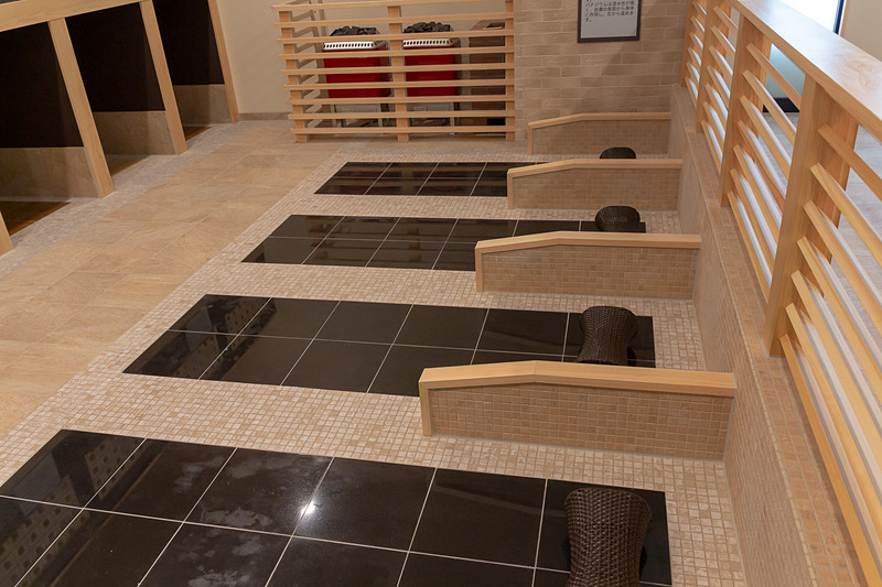 男女共用の岩盤浴ルーム「Komorebi」は18床を用意。都内では珍しい2段式岩盤浴（ロフトの上と下段の横穴を活用）採用している