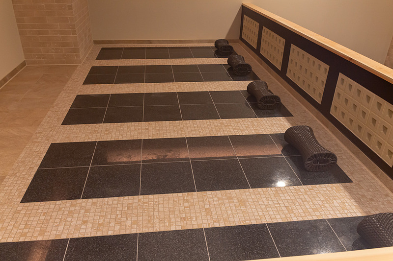 男女共用の岩盤浴ルーム「Komorebi」は18床を用意。都内では珍しい2段式岩盤浴（ロフトの上と下段の横穴を活用）採用している