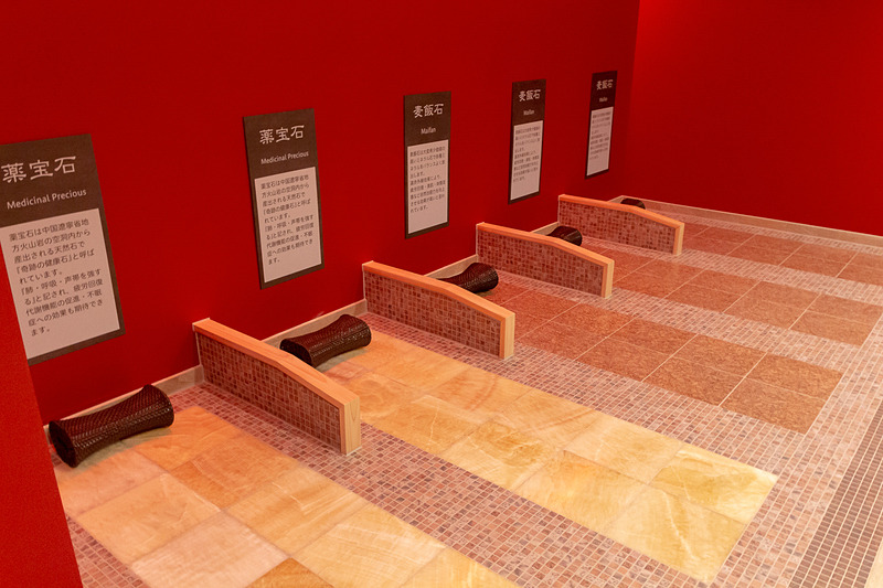 女性専用の岩盤浴ルーム「Hana」は10床が用意されている。ブラックゲルマ、玄武石、薬宝石、麦飯石を使った岩盤浴を楽しめる