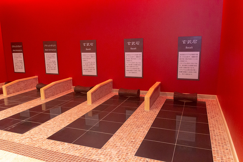 女性専用の岩盤浴ルーム「Hana」は10床が用意されている。ブラックゲルマ、玄武石、薬宝石、麦飯石を使った岩盤浴を楽しめる