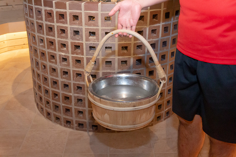 1日4回、スタッフによってロウリュパフォーマンスが行なわれる。アロマの香るホットな蒸気が強烈な発汗作用を促す