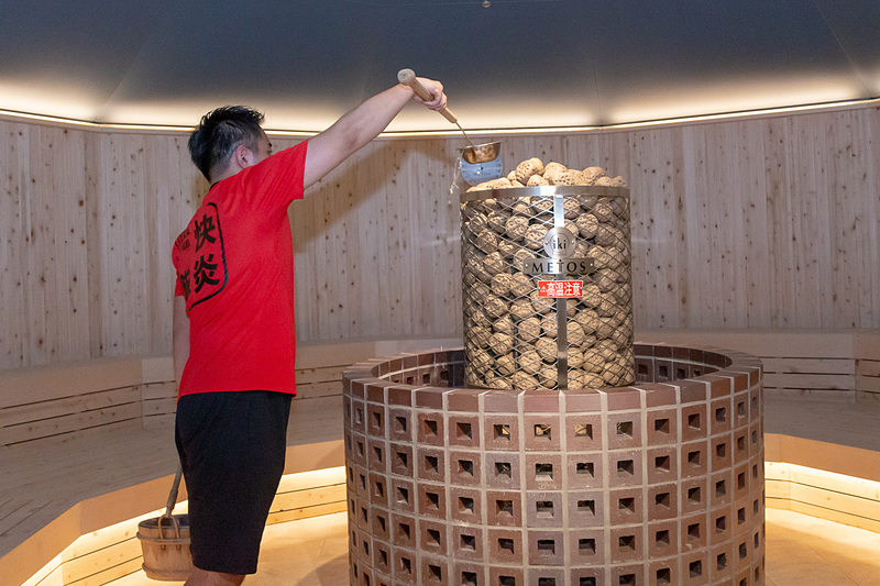 1日4回、スタッフによってロウリュパフォーマンスが行なわれる。アロマの香るホットな蒸気が強烈な発汗作用を促す