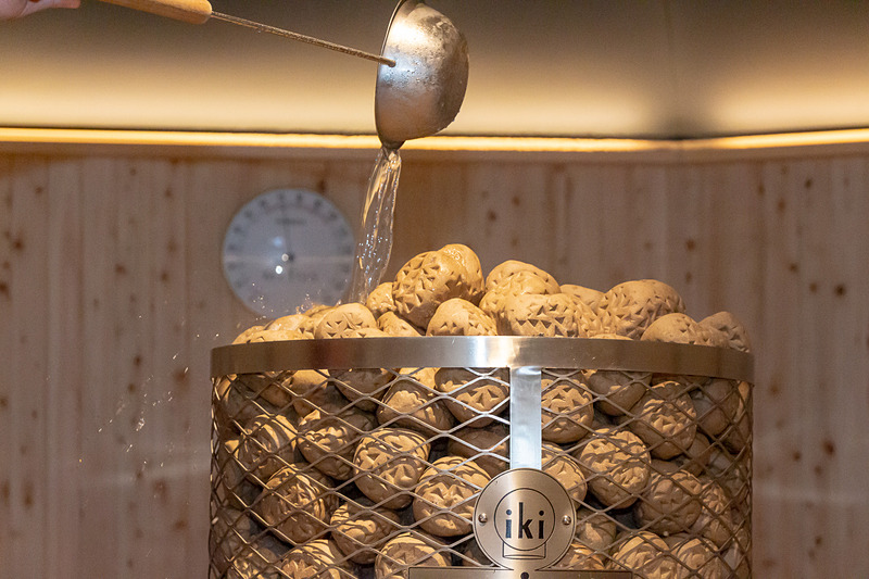 1日4回、スタッフによってロウリュパフォーマンスが行なわれる。アロマの香るホットな蒸気が強烈な発汗作用を促す