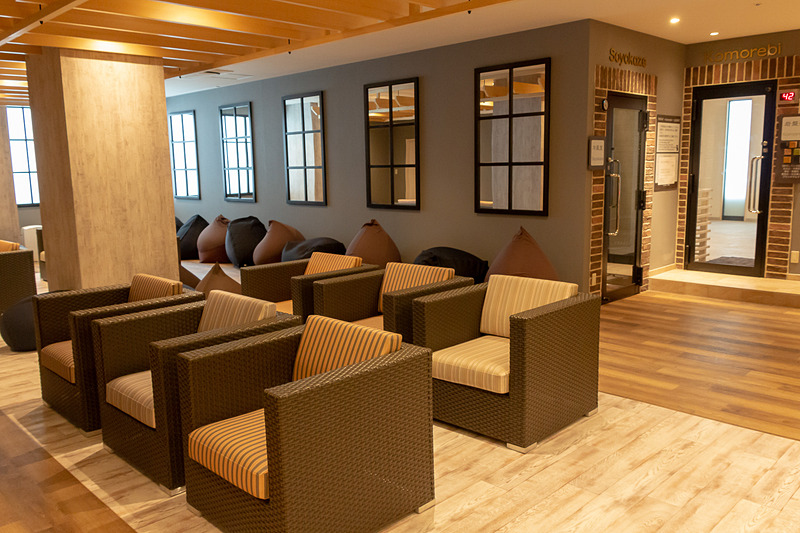 15度に保たれたクールダウンルーム「Soyokaze」も設置されているほか、ソファなどが置かれているのでゆったりと岩盤浴を楽しめる