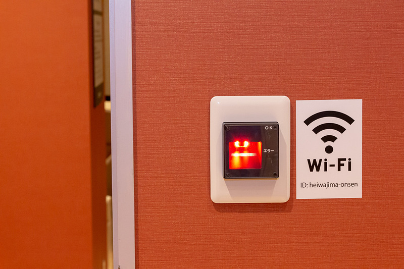 女性専用のリラックスラウンジやプレミアムラウンジの扉は施錠しており、入室する際はリストバンドをかざして開錠する