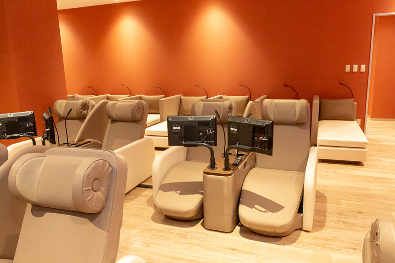 女性専用リラックスラウンジ。テレビ付きチェア15席、カウチソファー8席を用意