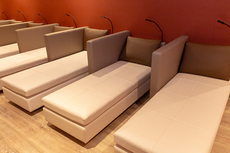 女性専用リラックスラウンジ。テレビ付きチェア15席、カウチソファー8席を用意