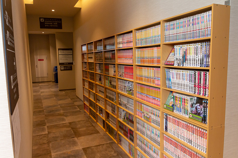通路に設置されている本棚には1万冊のマンガが用意されている