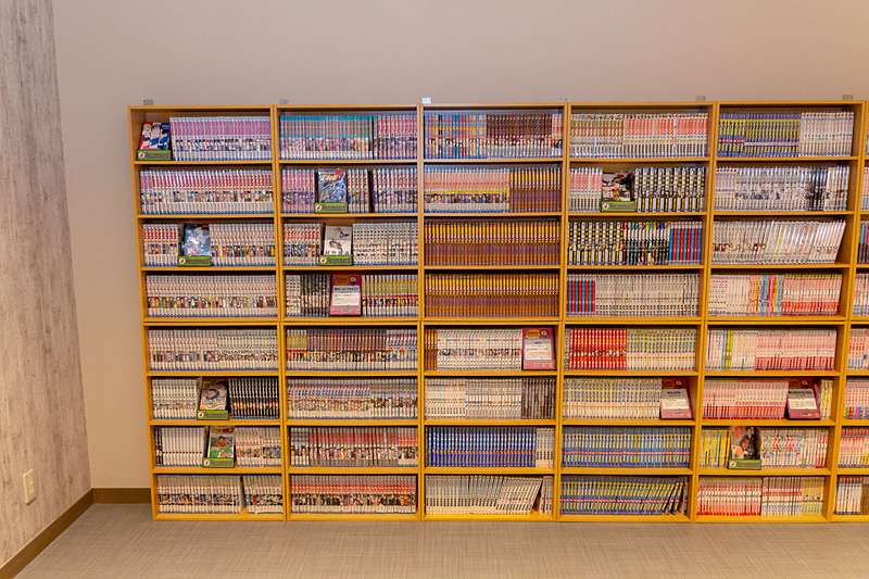 通路に設置されている本棚には1万冊のマンガが用意されている