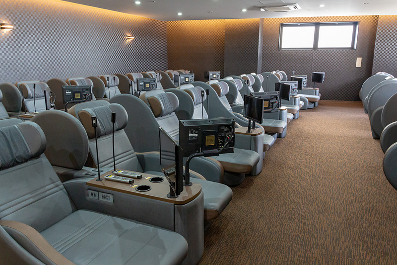 3階には別途料金が必要な指定席のプレミアムラウンジが用意されている。男女共用は30席を用意