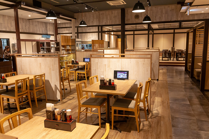 レストラン「ゆらり」は、テーブル席が68席、BOX席が28席、小上がりが32席の計128席が用意されている。各席にはタブレットが置かれており、こちらで注文する