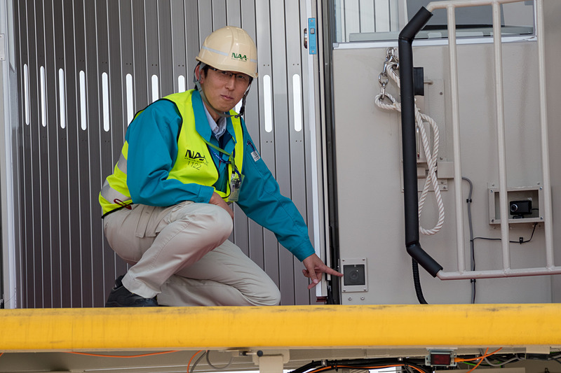 指さす先にある黒い枠内に、ドア画像の検出に用いるカメラを搭載している