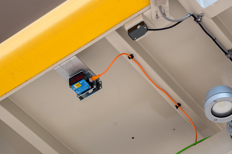 通常のPBBにも付いている赤外線センサーのほか、自動装着PBBではレーザー距離計を搭載する（青いシールが貼ってあるものが赤外線、黒いボックス状のものがレーザー距離計）