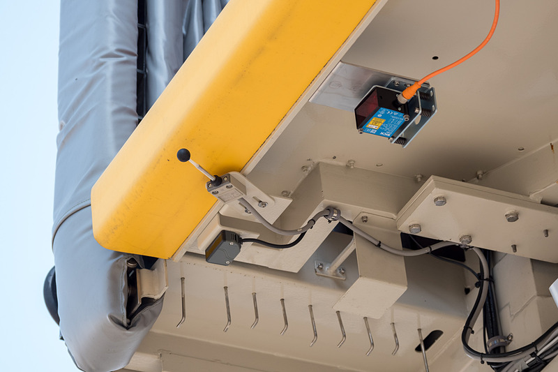 通常のPBBにも付いている赤外線センサーのほか、自動装着PBBではレーザー距離計を搭載する（青いシールが貼ってあるものが赤外線、黒いボックス状のものがレーザー距離計）