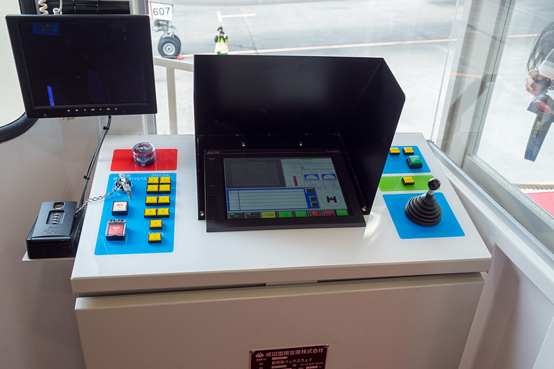 PBBの運転台。「オートスタート」と書かれたボタンを押し続けることで、飛行機に自動的に近づいていく