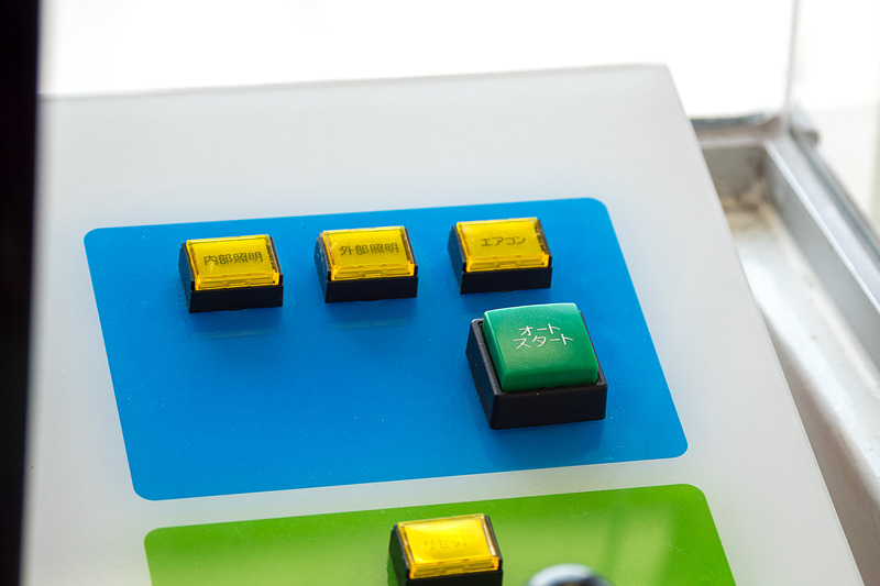 PBBの運転台。「オートスタート」と書かれたボタンを押し続けることで、飛行機に自動的に近づいていく