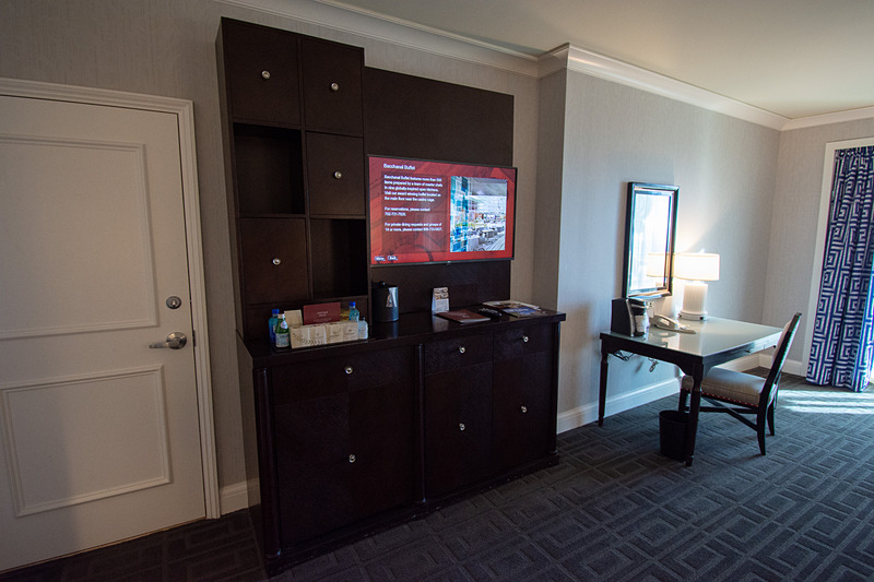 壁掛けテレビとミニバー