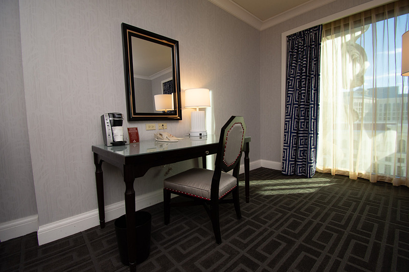 ワークデスク。記者が泊まった部屋では壁掛けテレビと一体になっていた